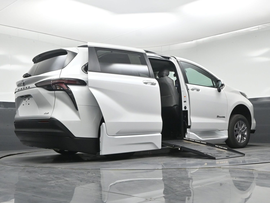 New 2026 Toyota Sienna Hybrid XLE Base - BraunAbility Side Entry Fold Out Automatic Ramp