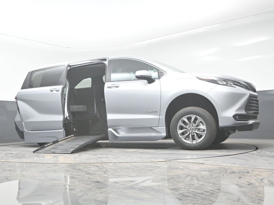 New 2025 Toyota Sienna Hybrid XLE Base - BraunAbility Side Entry Entry Fold Out Automatic Ramp