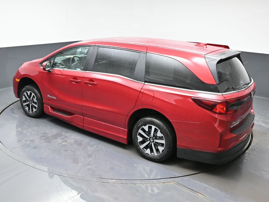 Red Honda Odyssey image number 22
