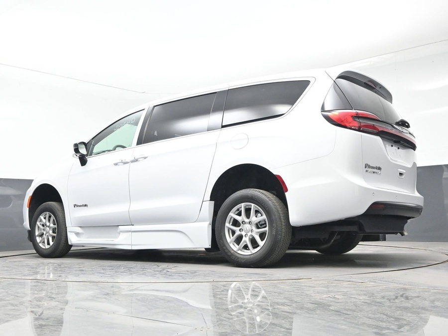 White Chrysler Pacifica image number 21
