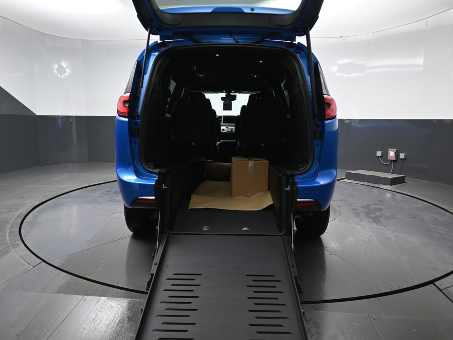 Blue Chrysler Pacifica image number 6