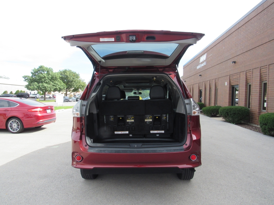 Salsa Red Pearl Toyota Sienna image number 5