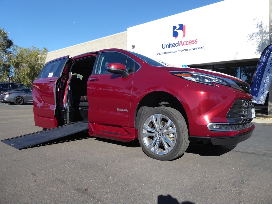 Used 2024 Toyota Sienna Hybrid Platinum - BraunAbility Side Entry In Floor Automatic Ramp