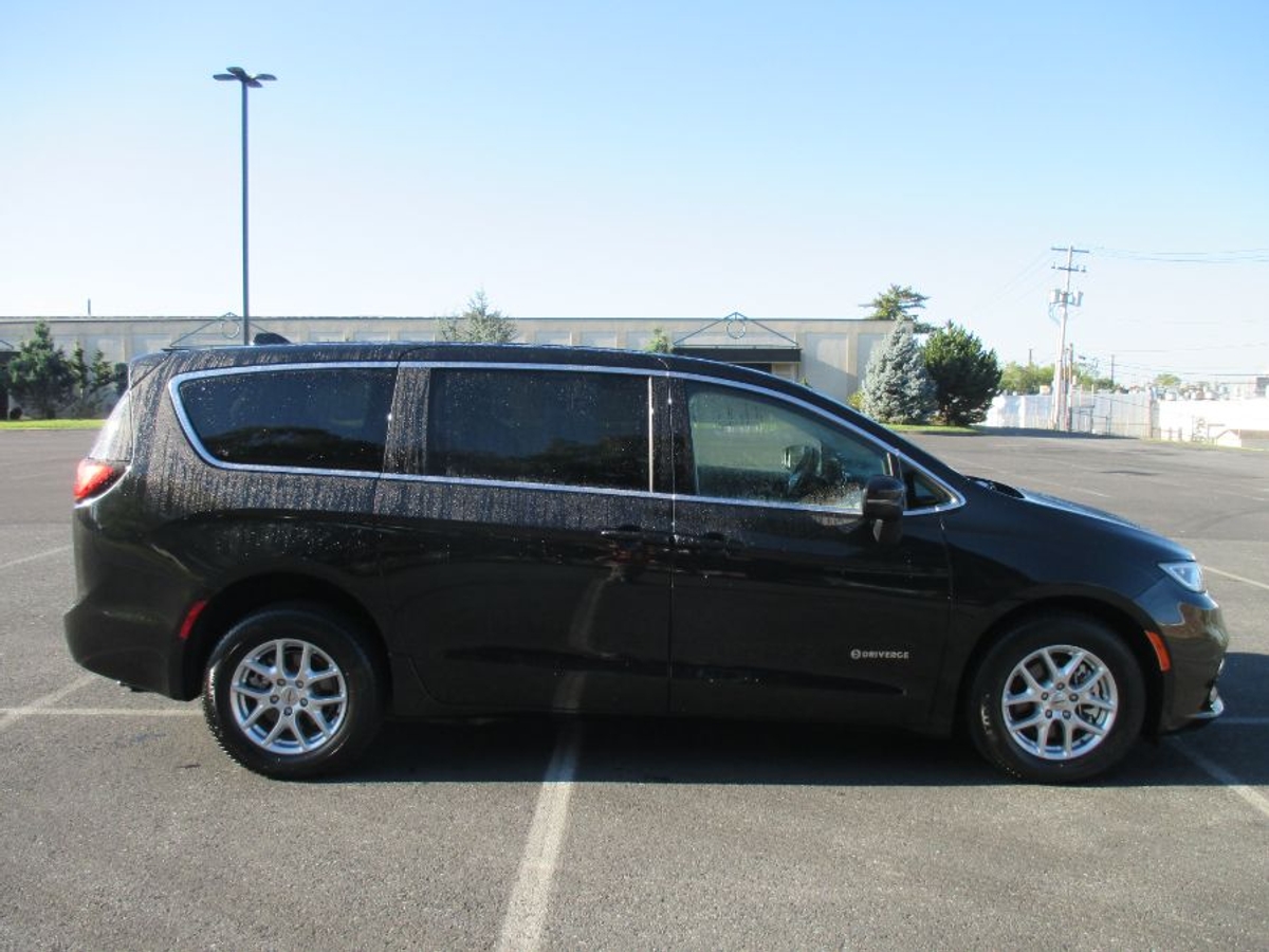 2023 CHRYSLER PACIFICA - Image 4