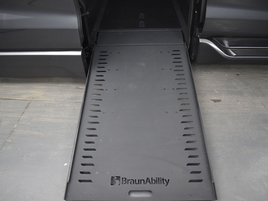 New 2025 Toyota Sienna Hybrid XLE Base - BraunAbility Side Entry Entry In Floor Automatic Ramp
