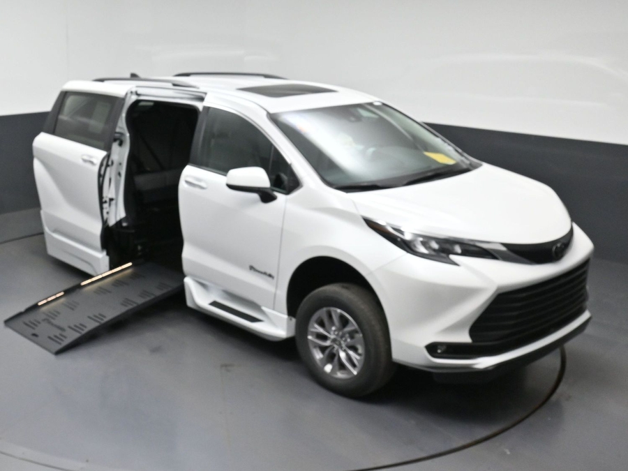 New 2026 Toyota Sienna Hybrid XLE Base - BraunAbility Side Entry Fold Out Automatic Ramp