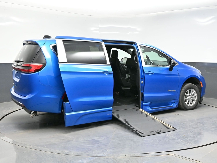 Blue Chrysler Pacifica image number 6