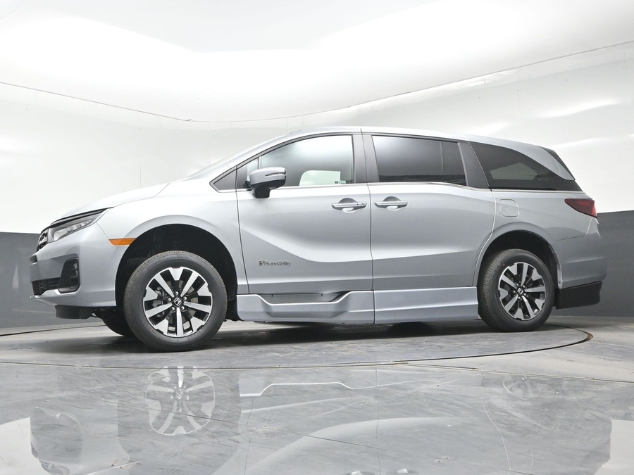 Silver Honda Odyssey image number 24