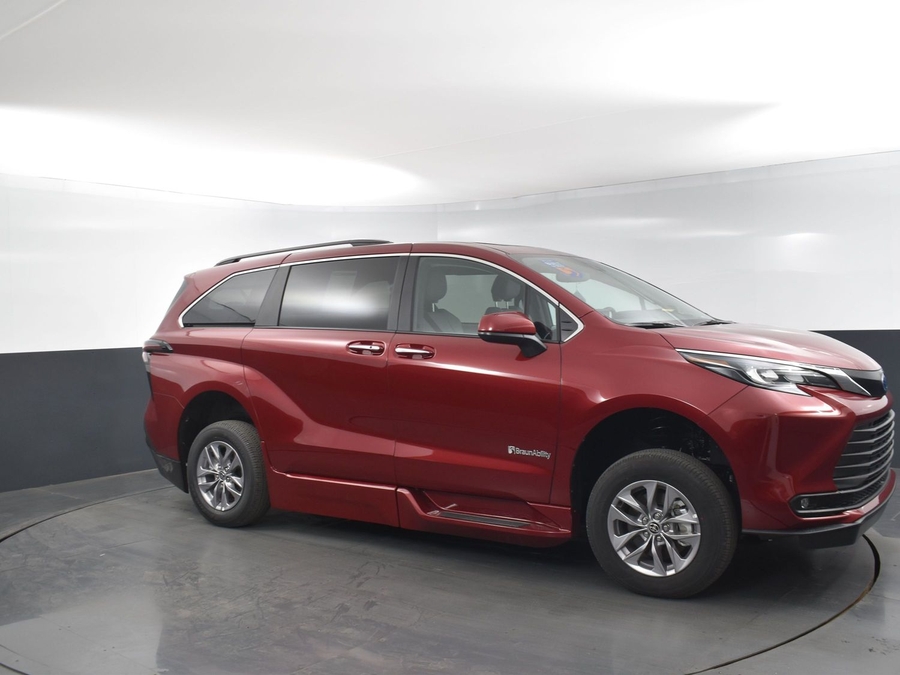 New 2025 Toyota Sienna Hybrid XLE Plus - BraunAbility Side Entry Entry Fold Out Automatic Ramp
