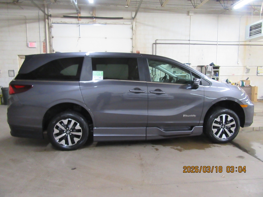 Grey Honda Odyssey image number 38
