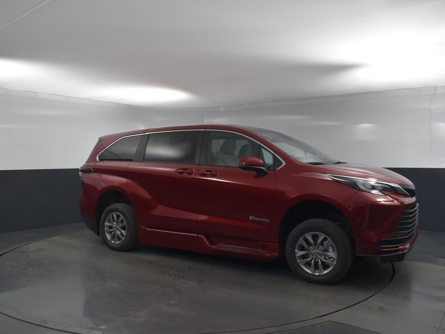 New 2025 Toyota Sienna Hybrid LE - BraunAbility Side Entry Entry Fold Out Automatic Ramp