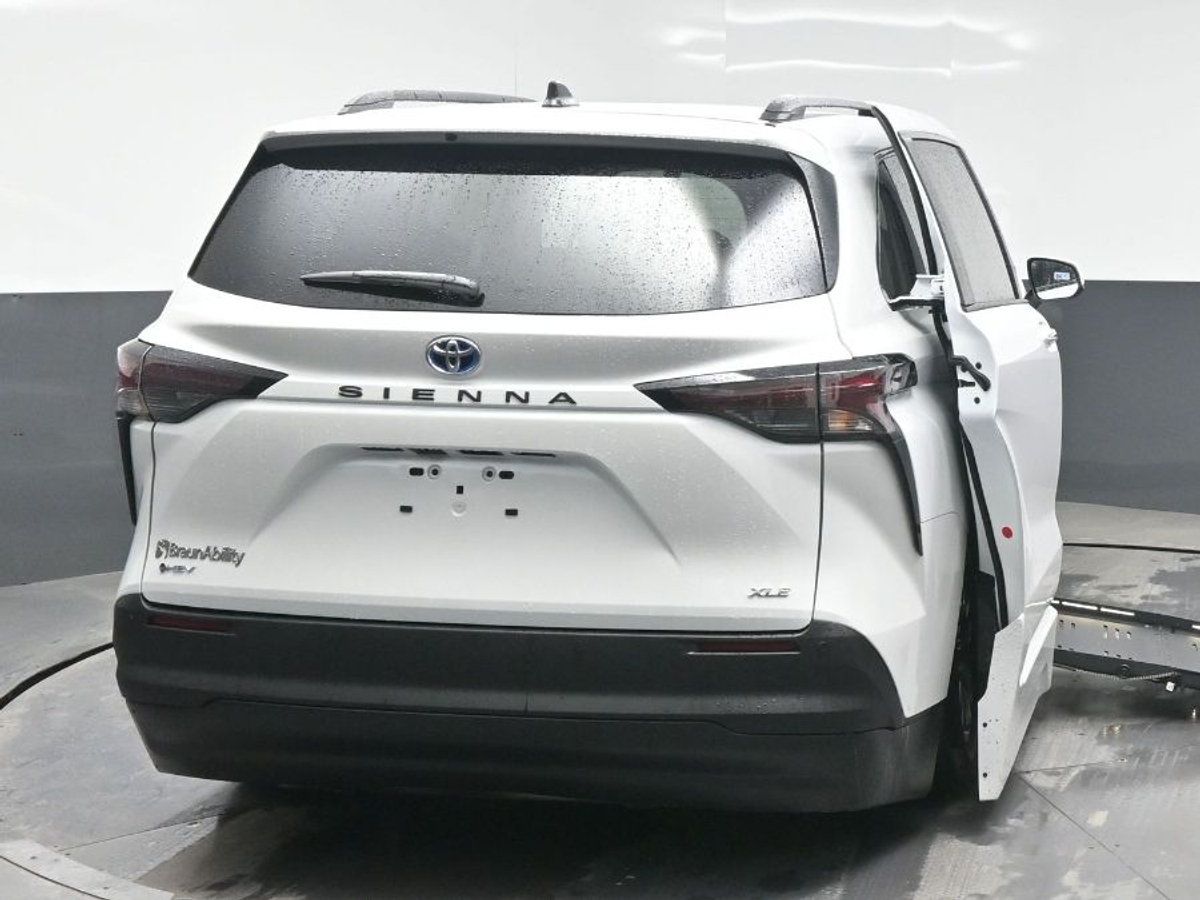 2025 TOYOTA SIENNA - Image 3