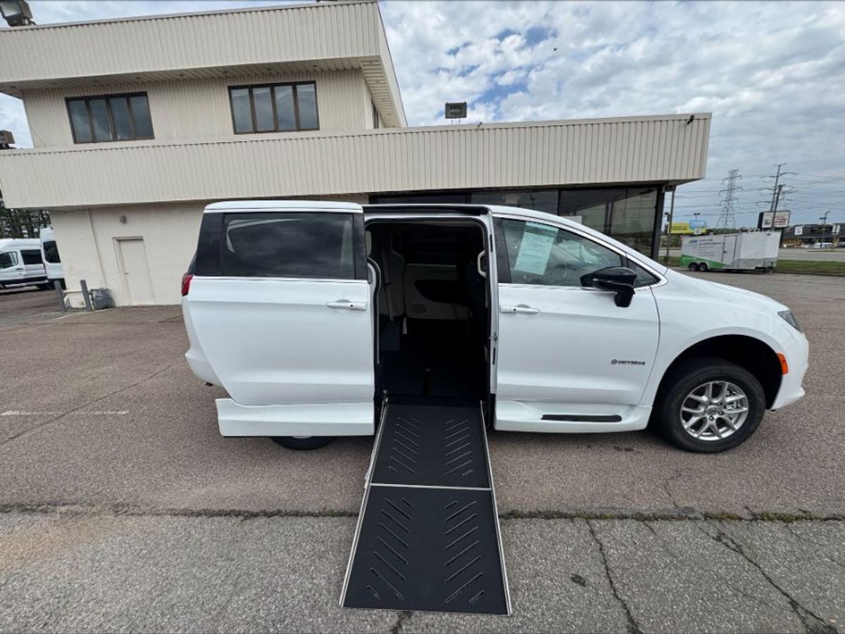 White Chrysler Voyager image number 1
