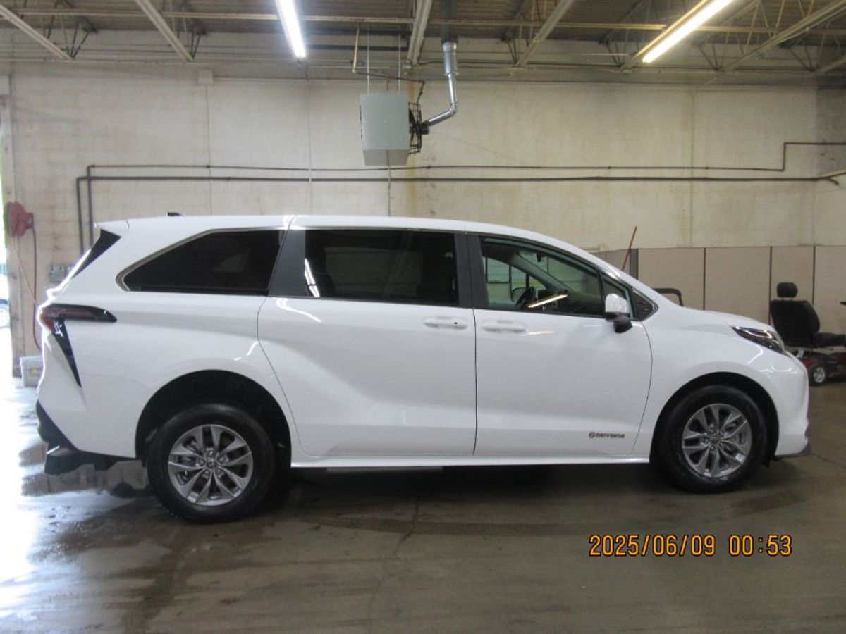 White Toyota Sienna image number 16