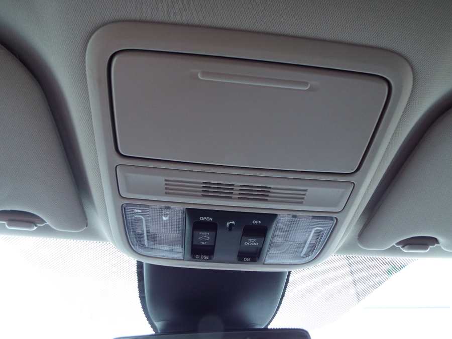 White Honda Odyssey image number 14