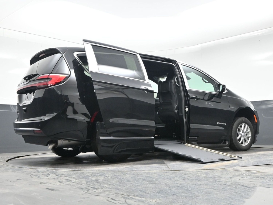 New 2026 Chrysler Pacifica Select Plus - BraunAbility Side Entry In Floor Automatic Ramp