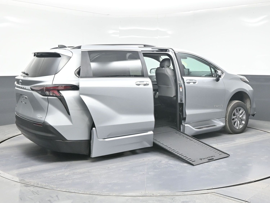 New 2025 Toyota Sienna Hybrid XLE Plus - BraunAbility Side Entry Entry In Floor Automatic Ramp