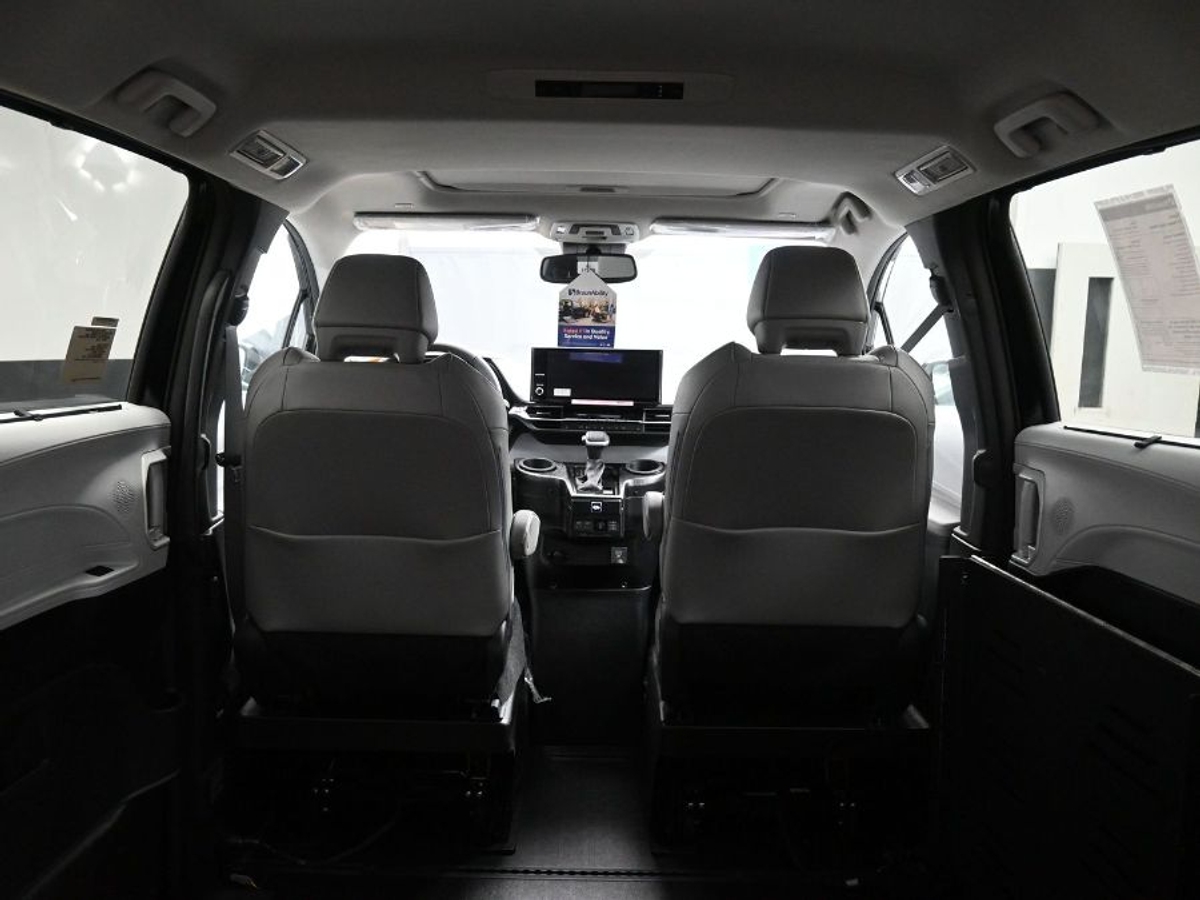 Black Toyota Sienna image number 18