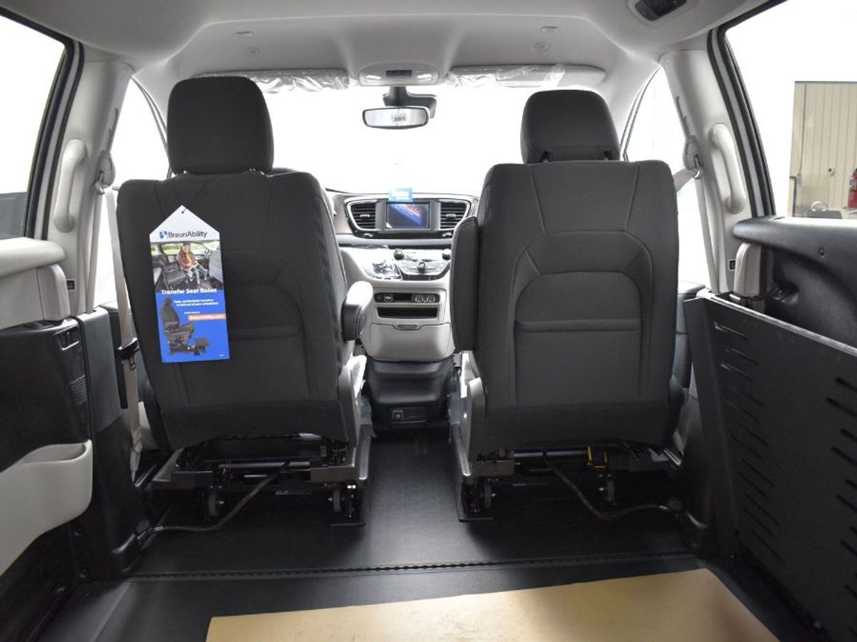 White Chrysler Voyager image number 7