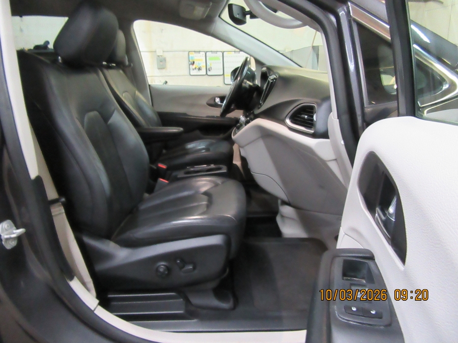 Grey Chrysler Pacifica image number 34