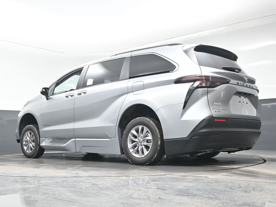 Silver Toyota Sienna image number 25