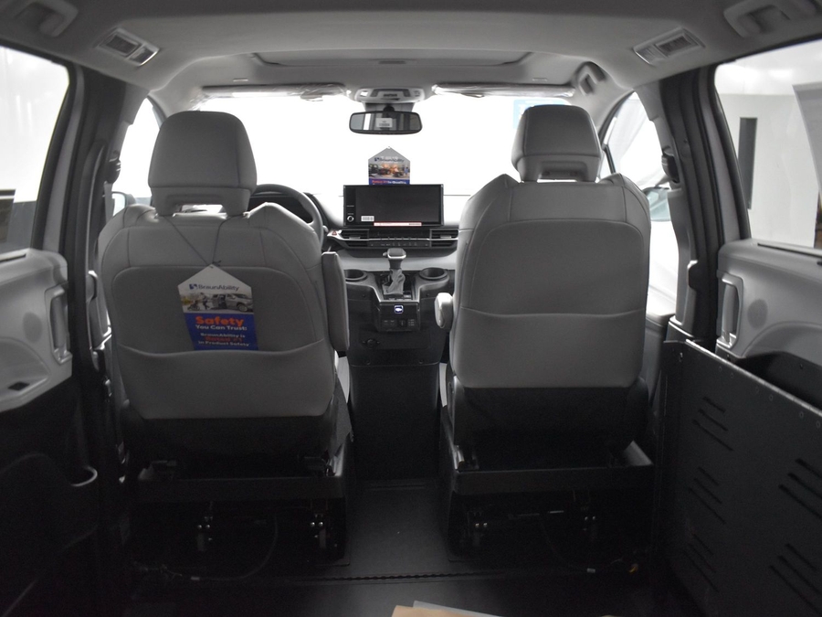 New 2025 Toyota Sienna Hybrid XLE Base - BraunAbility Side Entry Entry Fold Out Automatic Ramp