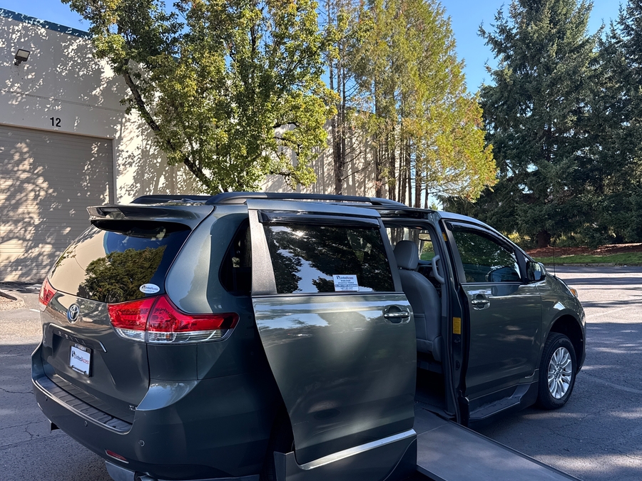 Used 2013 Toyota Sienna XLE - VMI Side Entry In Floor Automatic Ramp