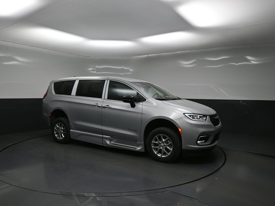 Silver Chrysler Pacifica image number 14