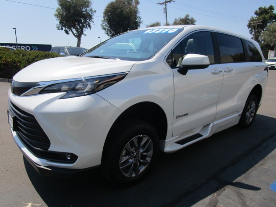New 2025 Toyota Sienna Hybrid XLE Base - BraunAbility Side Entry Entry Fold Out Automatic Ramp