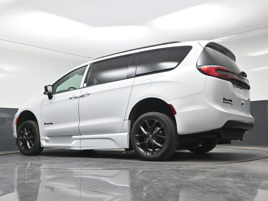 White Chrysler Pacifica image number 13