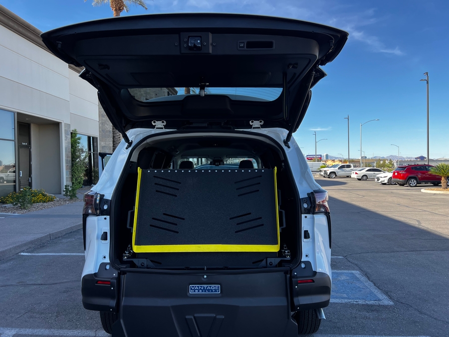 New 2026 Toyota Sienna Hybrid LE w swivel 2nd row - Vantage Mobility Commercial Rear Entry Entry Fold Out Manual Ramp