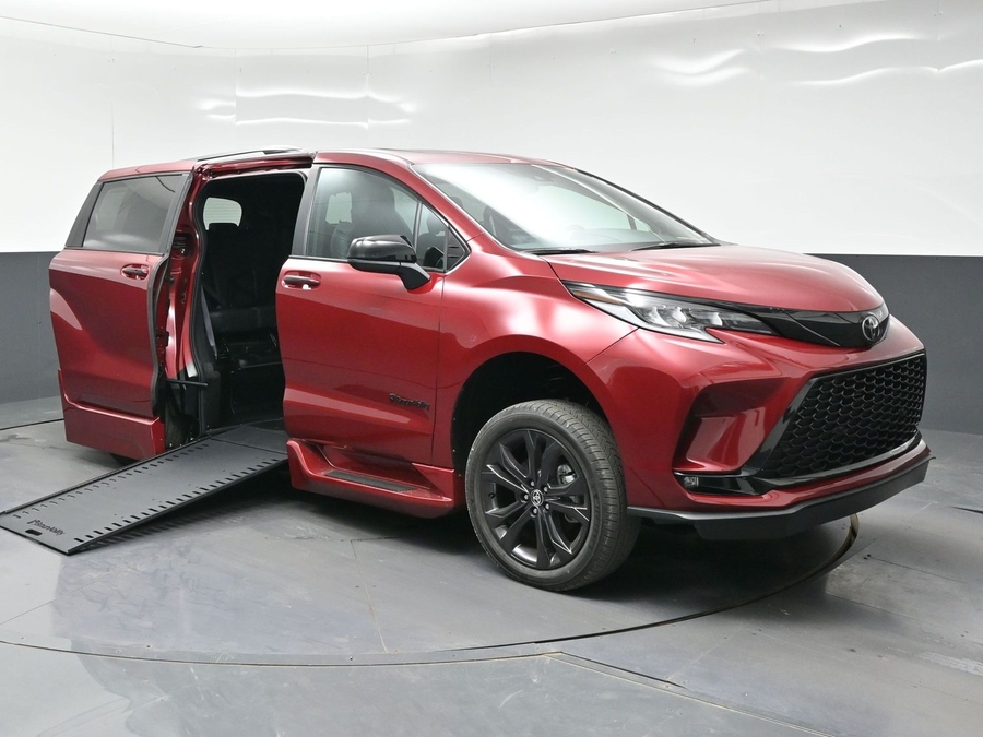 New 2026 Toyota Sienna Hybrid XSE Sport - BraunAbility Side Entry In Floor Automatic Ramp
