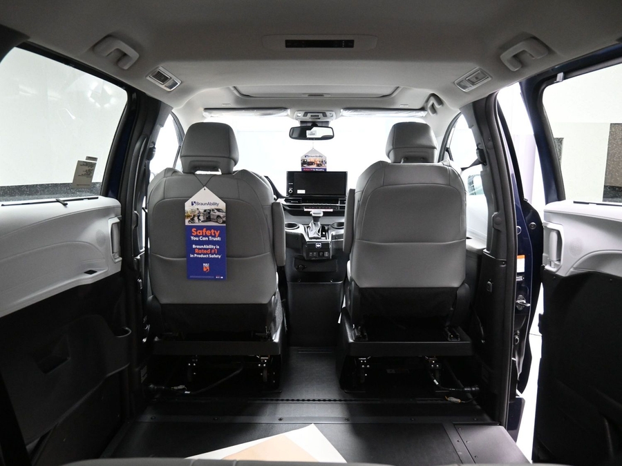 New 2026 Toyota Sienna Hybrid XLE Base - BraunAbility Side Entry In Floor Automatic Ramp