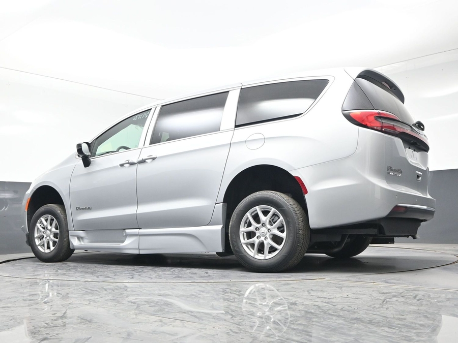 New 2026 Chrysler Pacifica Select Safety - BraunAbility Side Entry Entry Fold Out Automatic Ramp