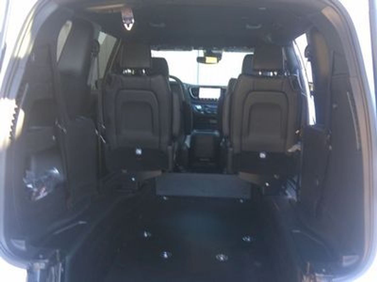 White Chrysler Pacifica image number 2