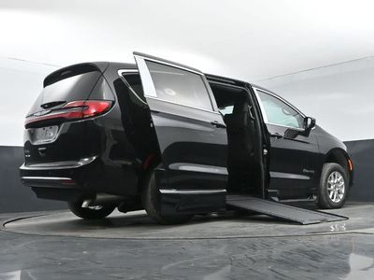 2025 Chrysler Pacifica Select - Photo 7
