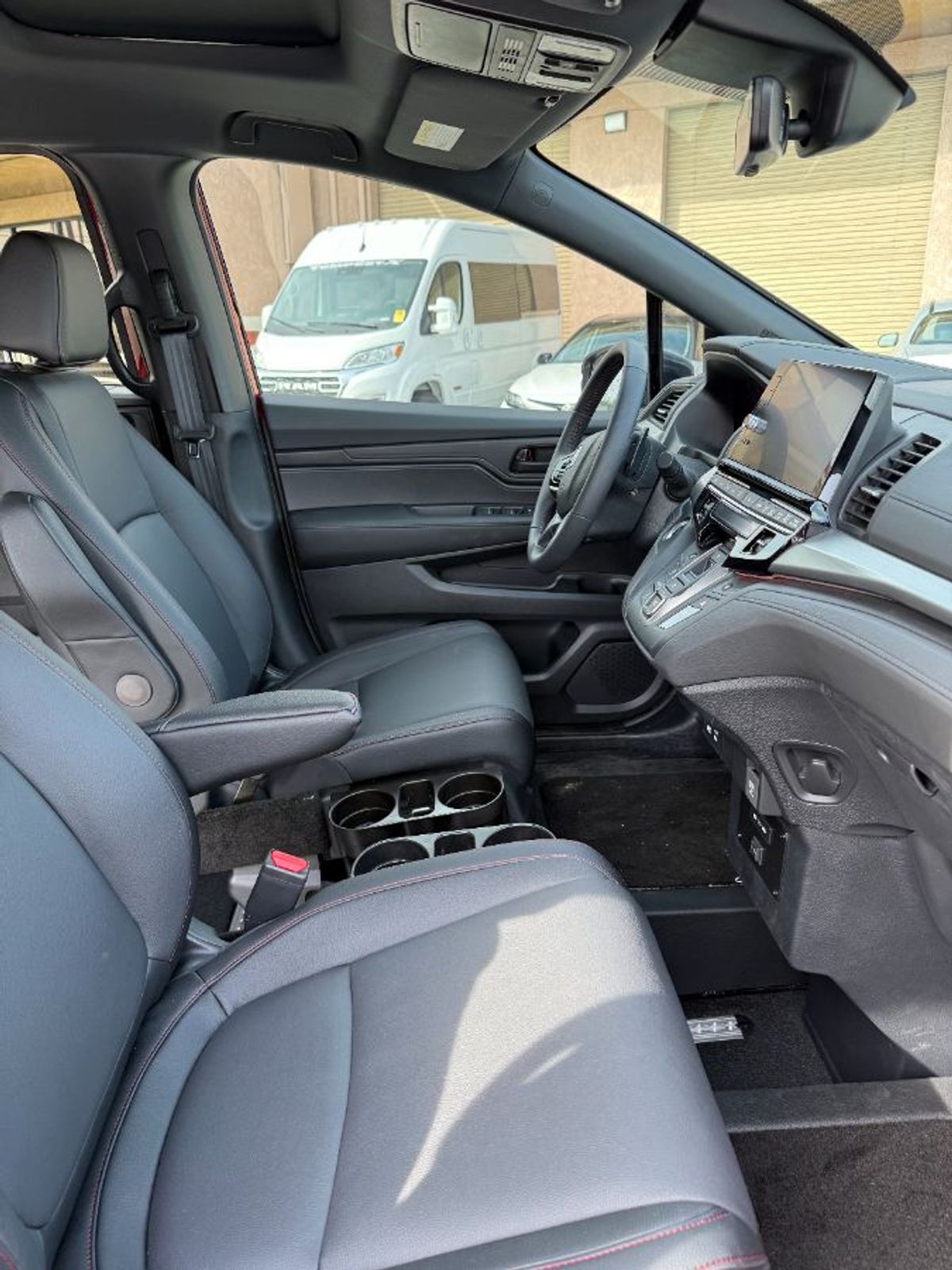 Red Honda Odyssey image number 8