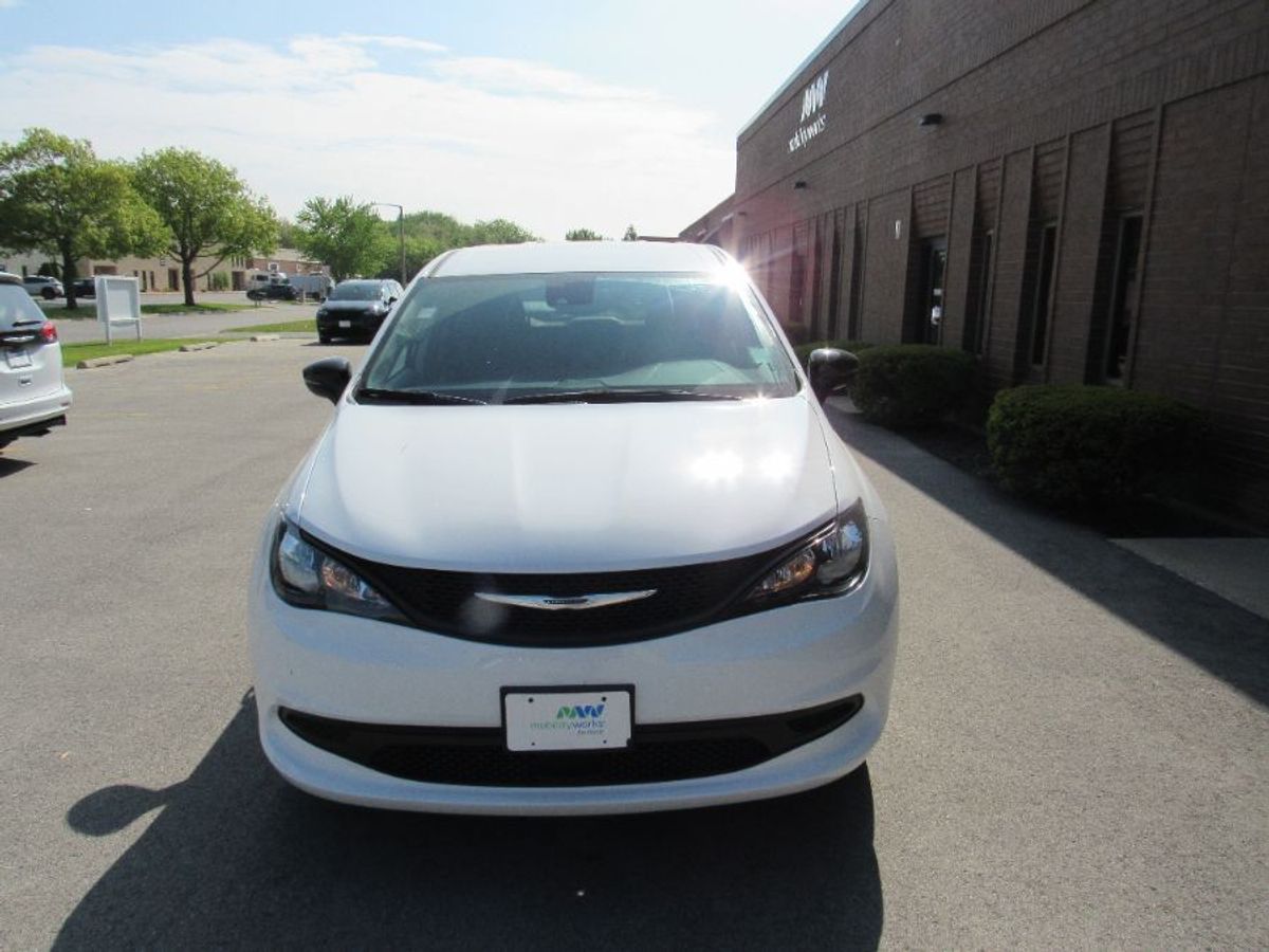 White Chrysler Voyager image number 4