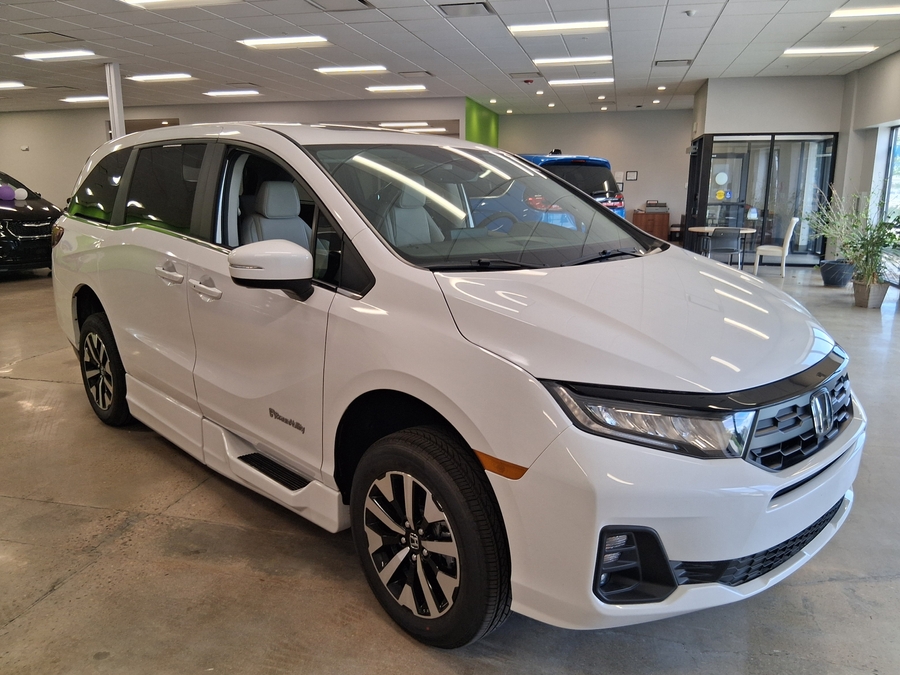 White Honda Odyssey image number 2