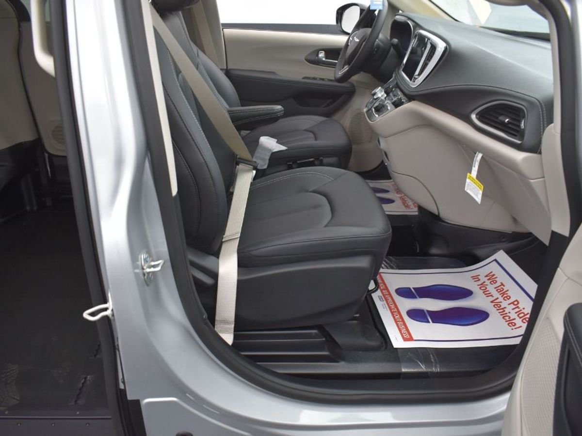 Silver Chrysler Pacifica image number 4