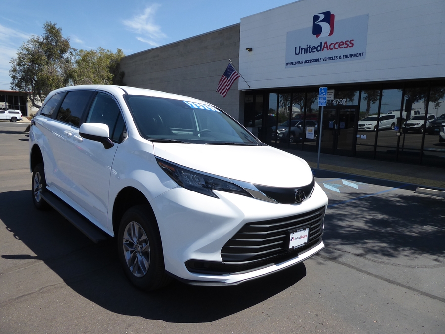 New 2026 Toyota Sienna Hybrid LE w swivel 2nd row - Vantage Mobility Commercial Rear Entry Fold Out Manual Ramp