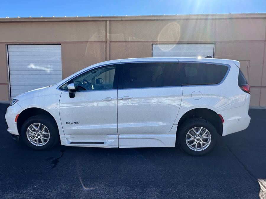 Used 2023 Chrysler Pacifica Touring L Theatre - BraunAbility Side Entry Entry In Floor Automatic Ramp