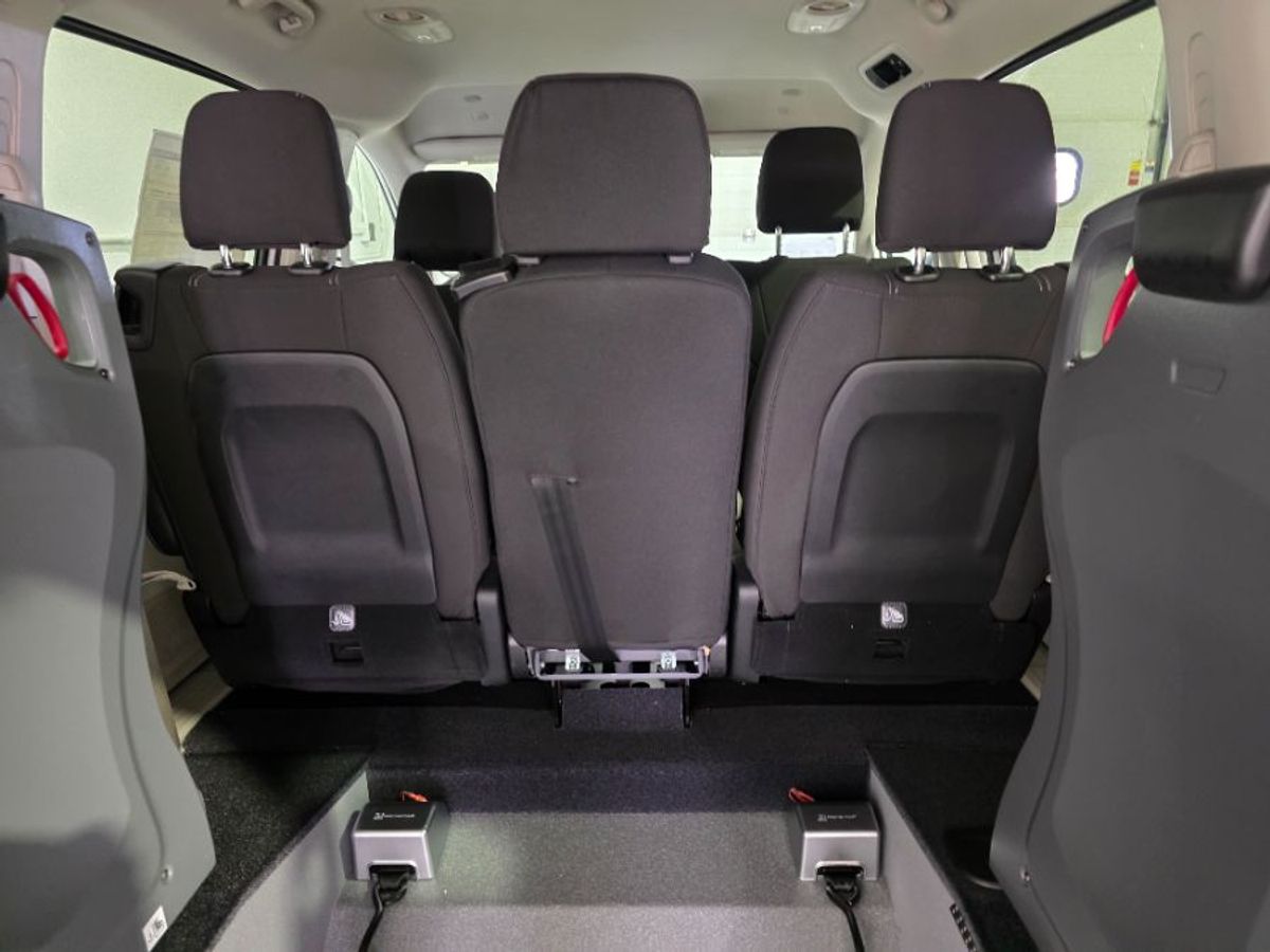 White Chrysler Voyager image number 22