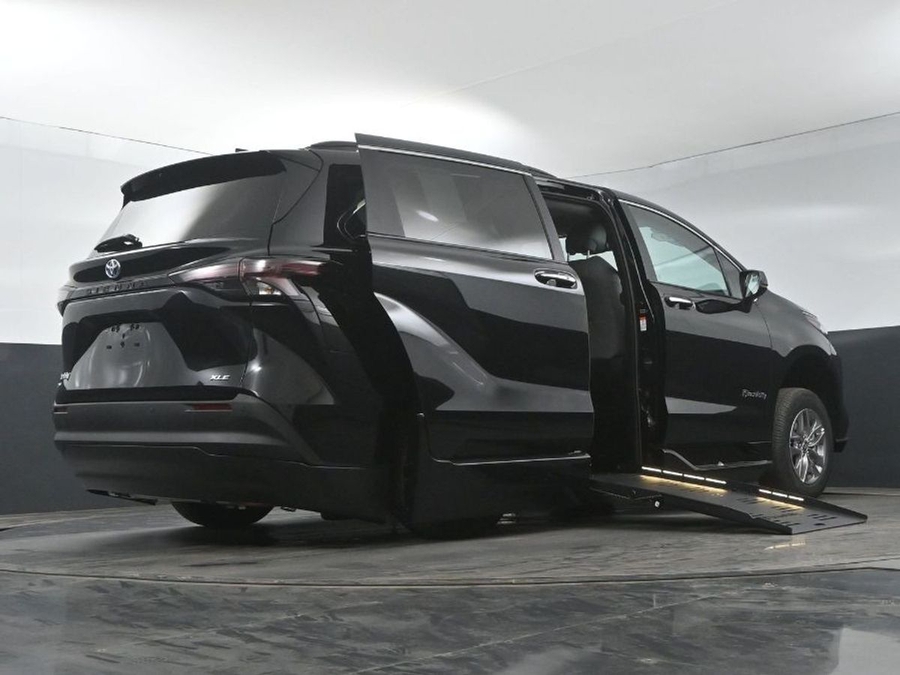 Black Toyota Sienna image number 7