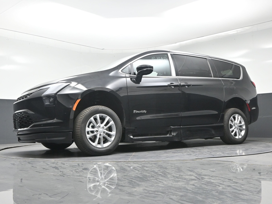 New 2027 Chrysler Pacifica Select Plus - BraunAbility Side Entry Fold Out Automatic Ramp