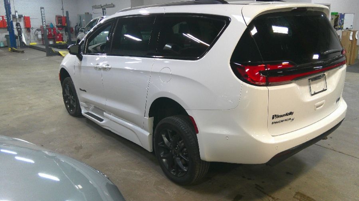 2024 CHRYSLER PACIFICA - Image 5