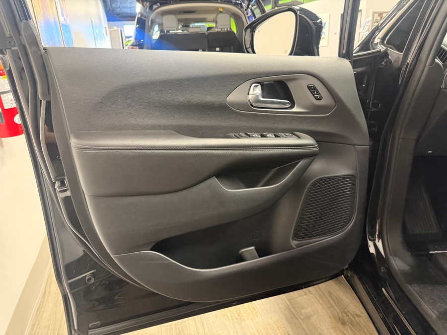 Black Chrysler Pacifica image number 17