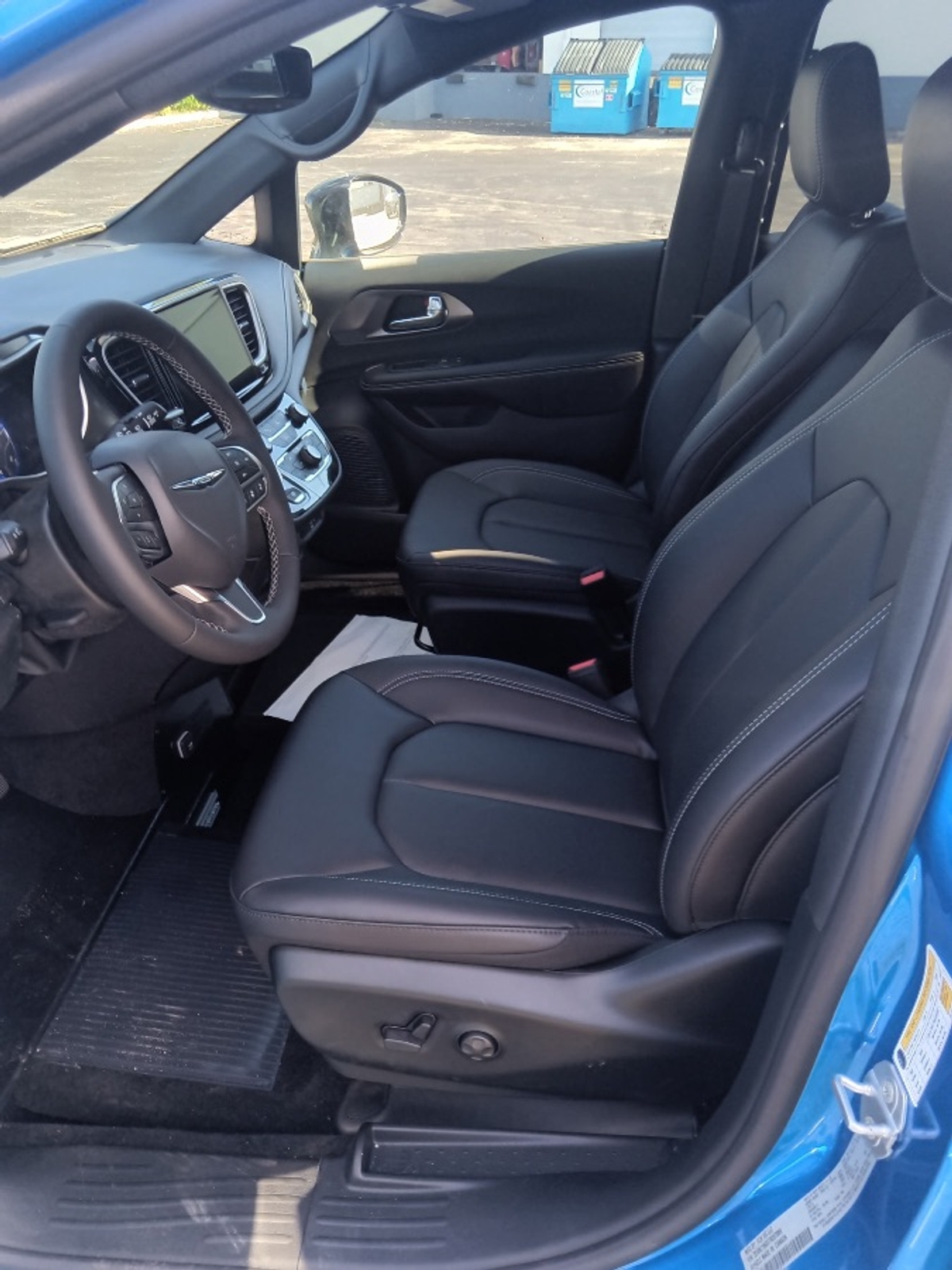 Blue Chrysler Pacifica image number 14