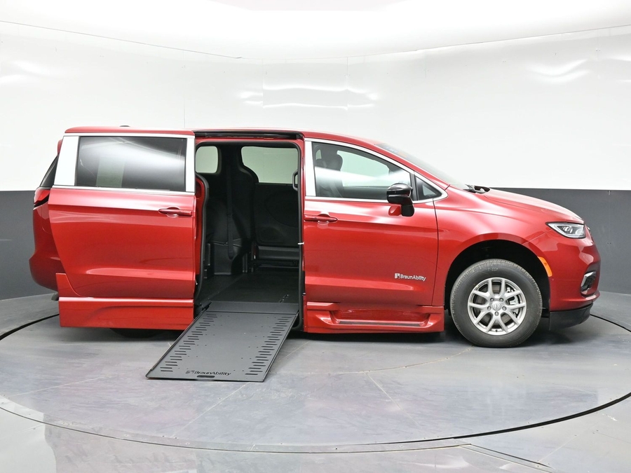 2026 Chrysler Pacifica Select's photo