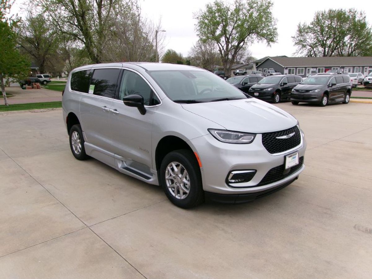 Silver Chrysler Pacifica image number 20